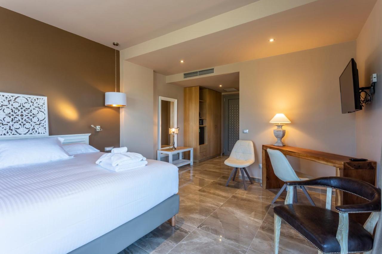 Elysian Luxury Hotel And Spa 칼라마타 외부 사진
